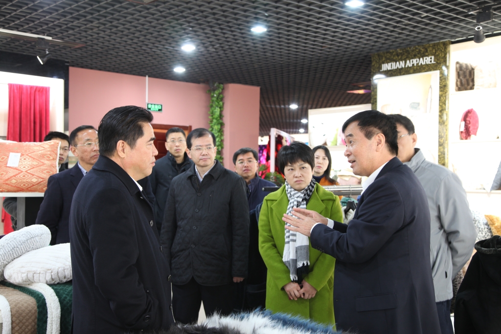 2016年11月26日，時(shí)任連云港市市長(zhǎng)項(xiàng)雪龍來(lái)到飛雁毛毯有限公司調(diào)研指導(dǎo)工作。